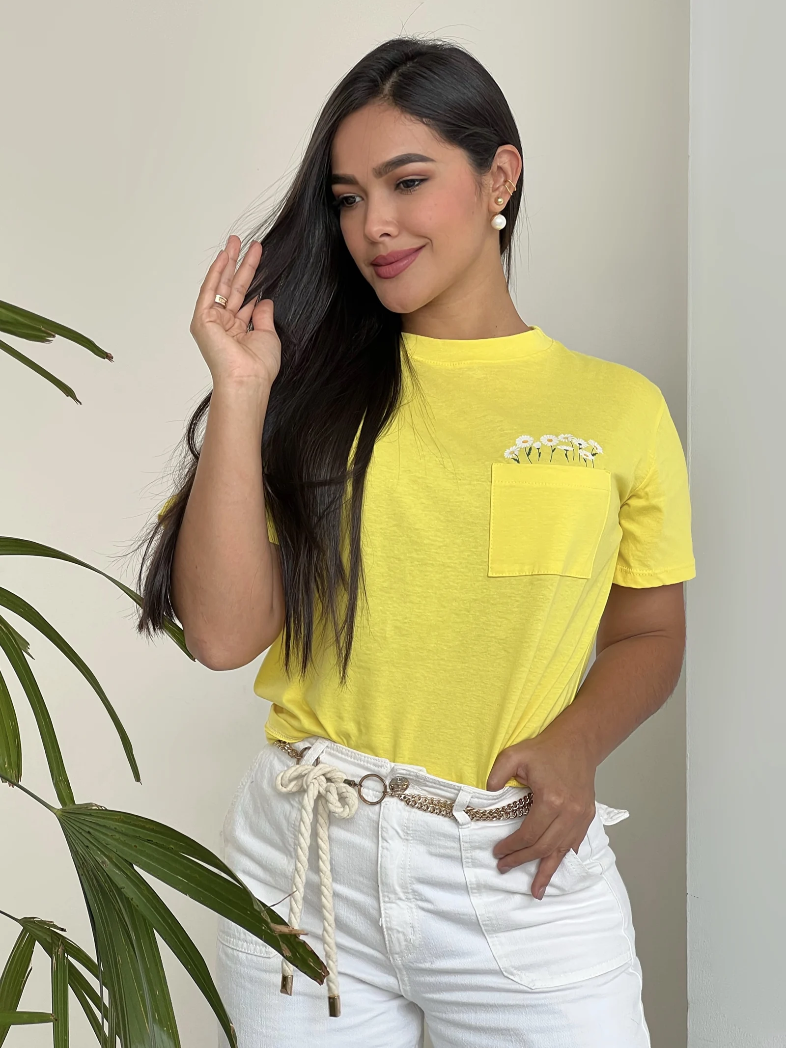 Blusa básica amarilla, vista frontal