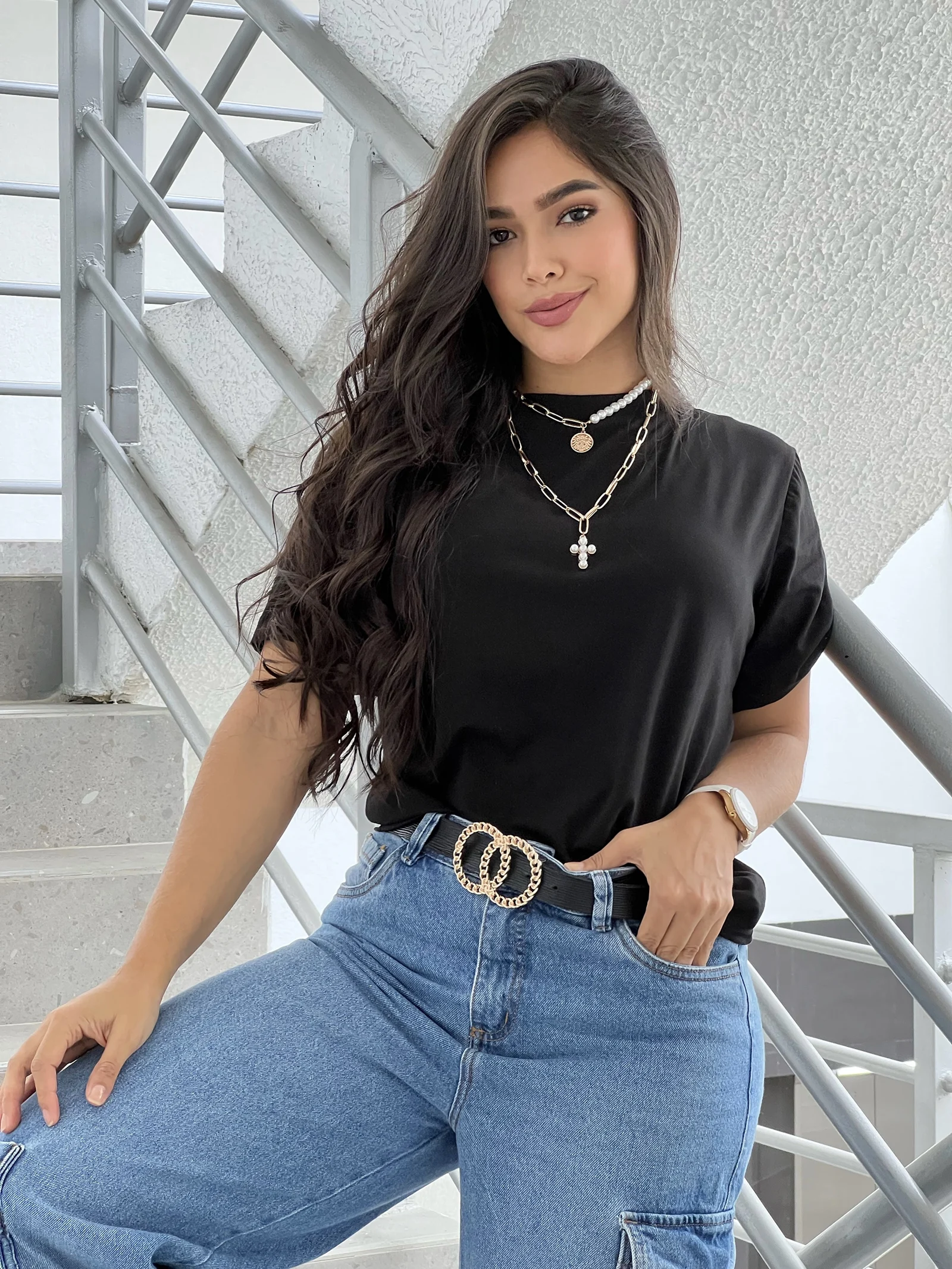 Blusa básica negra, vista frontal
